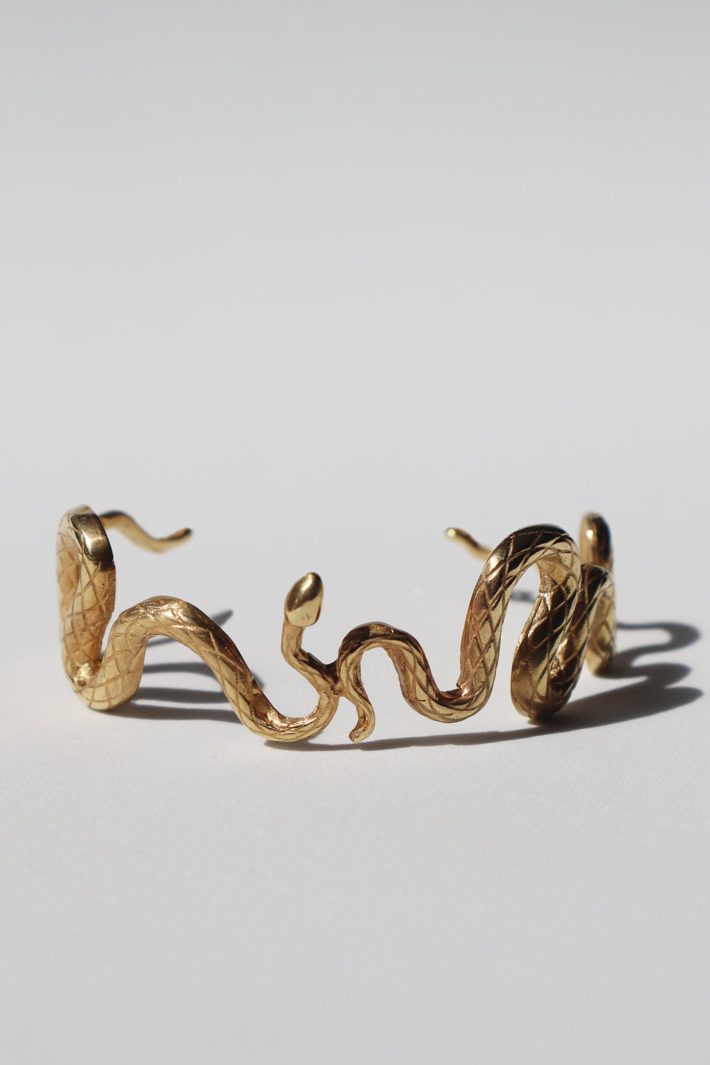 The Kunda Bangle resembles a snake unfolding on your arm and, with its strongly recognizable design, is the ultimate accessory you can wear from your wrist to your forearm, until above your elbow. Giving that elevated exotic look, the Kunda Bangle is the perfect way to adorn your summer looks.