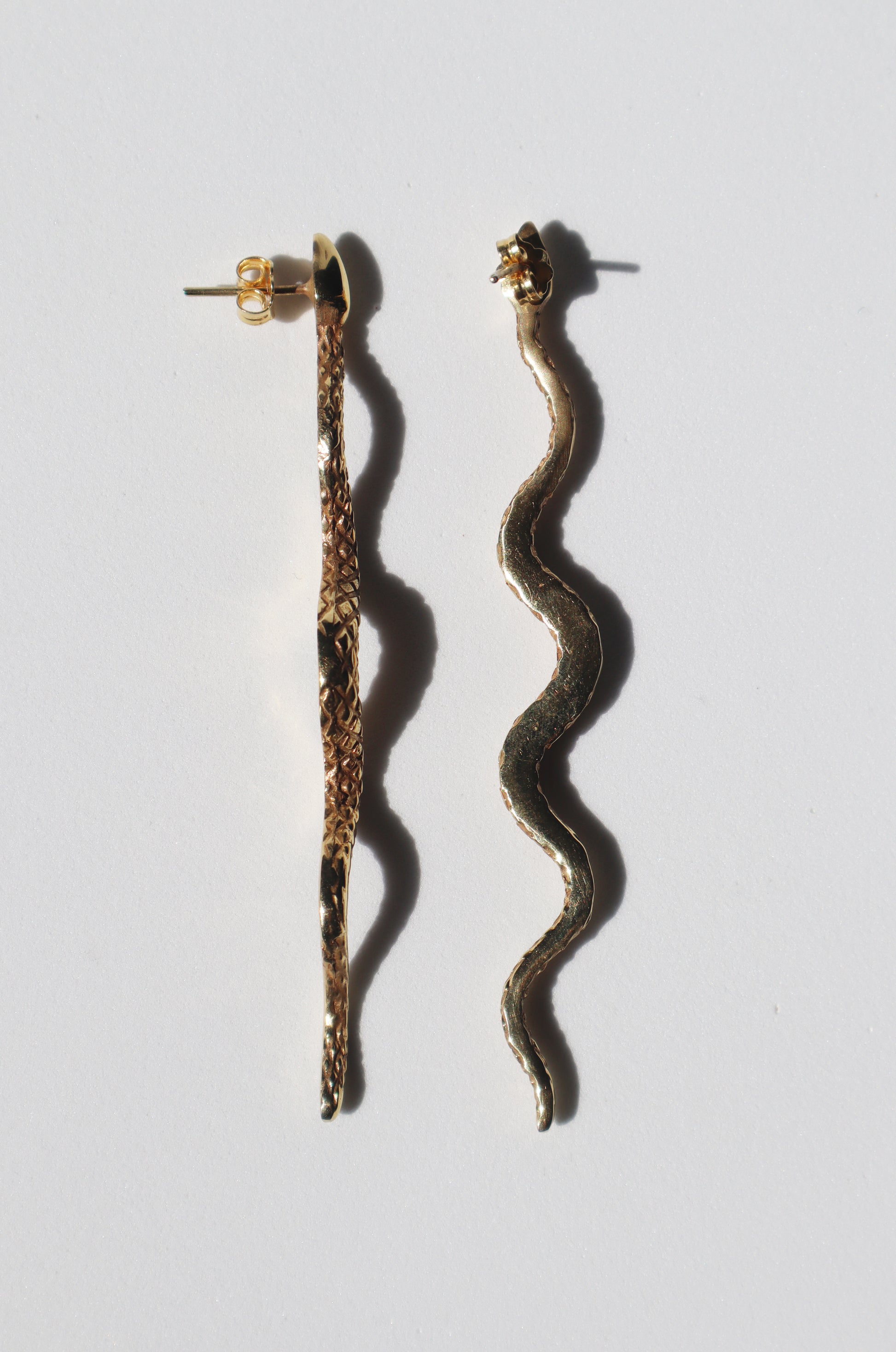 The Kunda Earrings resemble a snake gracefully unfolding down your ears, representing the upward path of the Kundalini Awakening. Through this energetic alignment, we reach higher vibrations that allow us to live in a state of abundance. Its sleek & charming design gives a modern & elegant touch to any look.