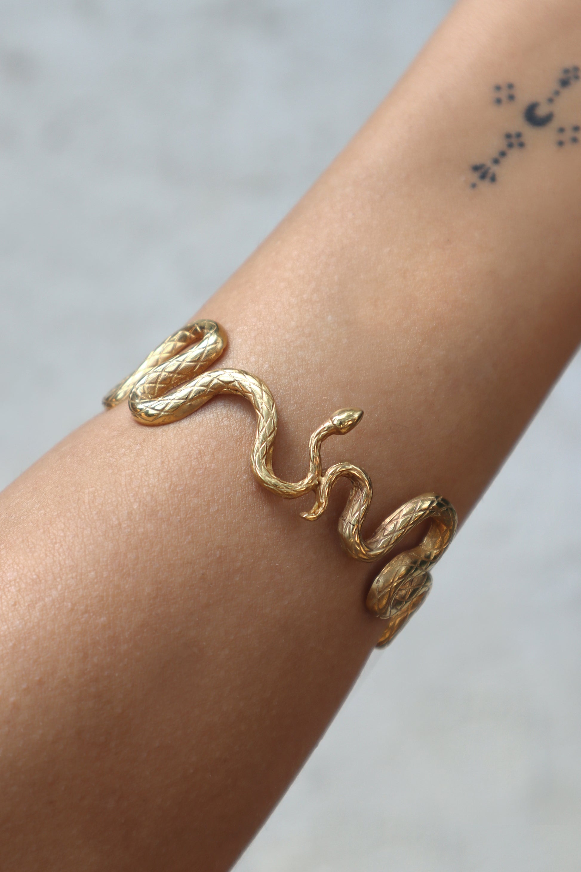 The Kunda Bangle resembles a snake unfolding on your arm and, with its strongly recognizable design, is the ultimate accessory you can wear from your wrist to your forearm, until above your elbow. Giving that elevated exotic look, the Kunda Bangle is the perfect way to adorn your summer looks.